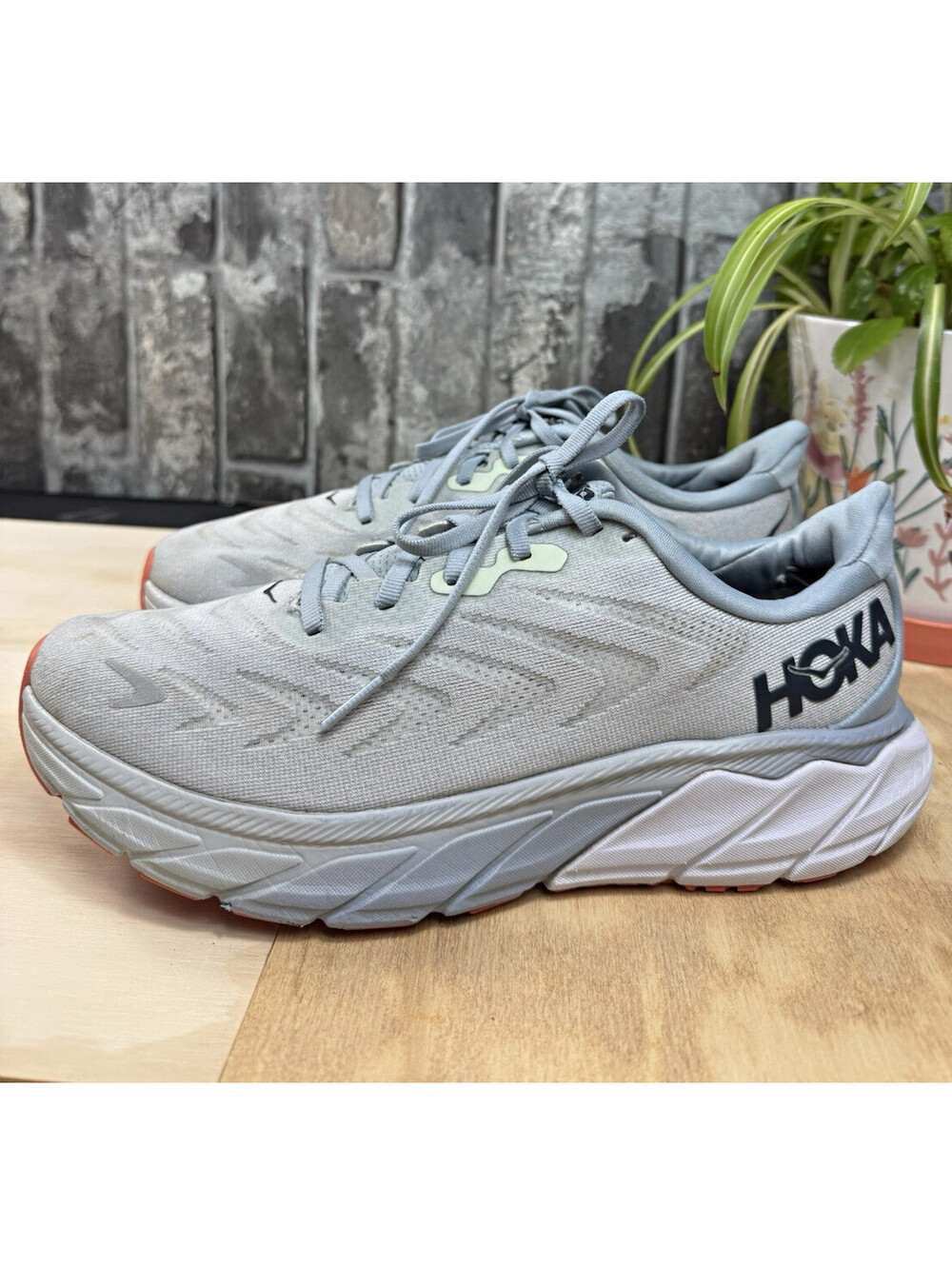 HOKA Arahi 6 Gray/White/Orange Solid Low Top Lace-Up Sneaker 1123195
